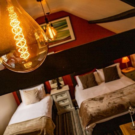 The Dolphin Hotel Чард Екстер'єр фото