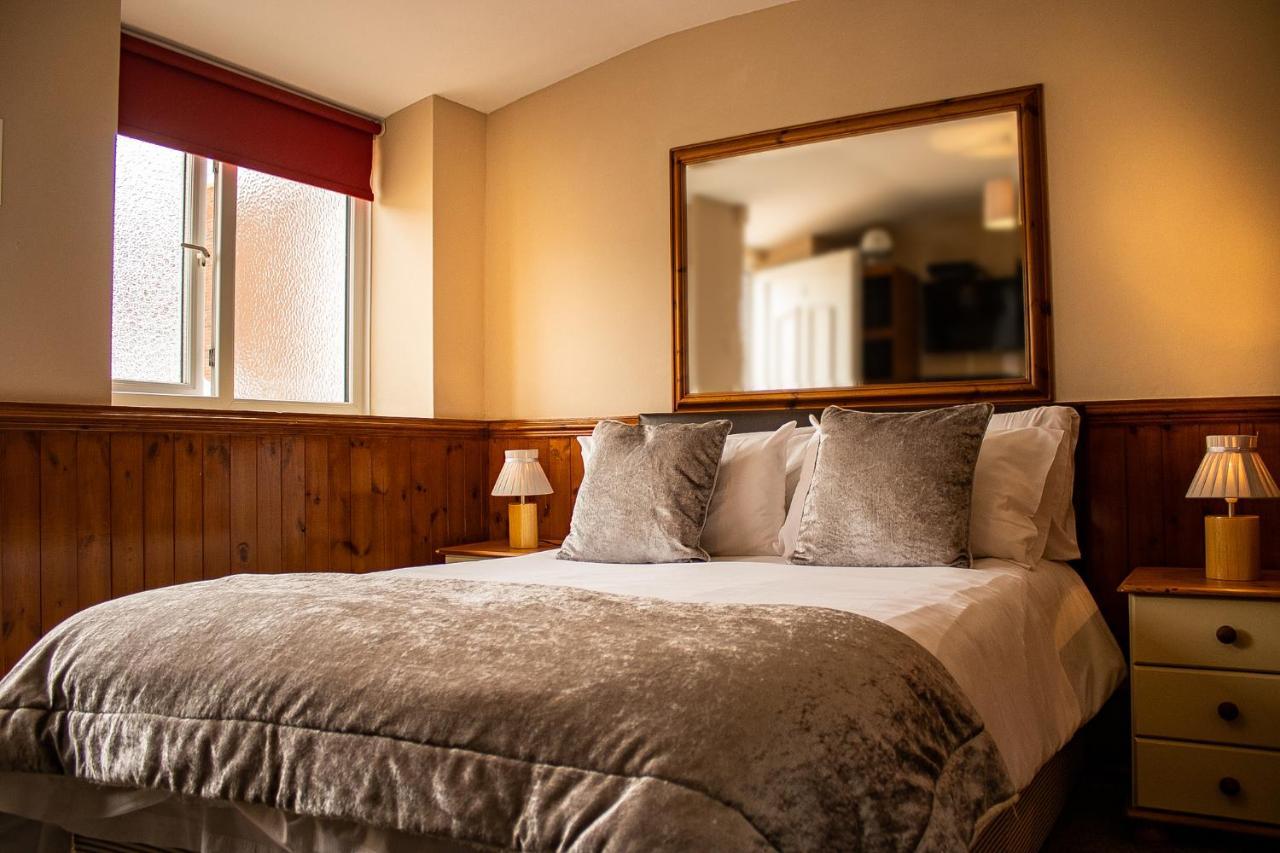 The Dolphin Hotel Чард Екстер'єр фото